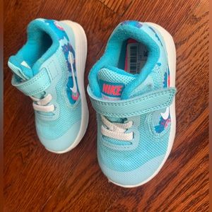 Toddler 5 Nike sneakers